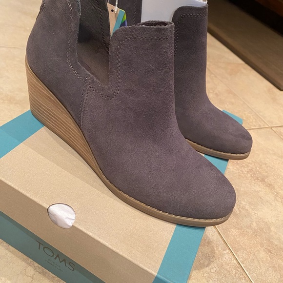 TOMS Kallie Pavement Grey Suede Shoes - size 6.5. - Picture 2 of 4